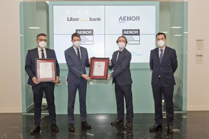 De izquierda a derecha, Juan Carlos Valle (director de Seguridad de la Información y riesgo Tecnológico), Severino Méndez (director general de Personas y Medios), Juan Lucas García (director de AENOR) y Alberto García (director de Protección de Datos)