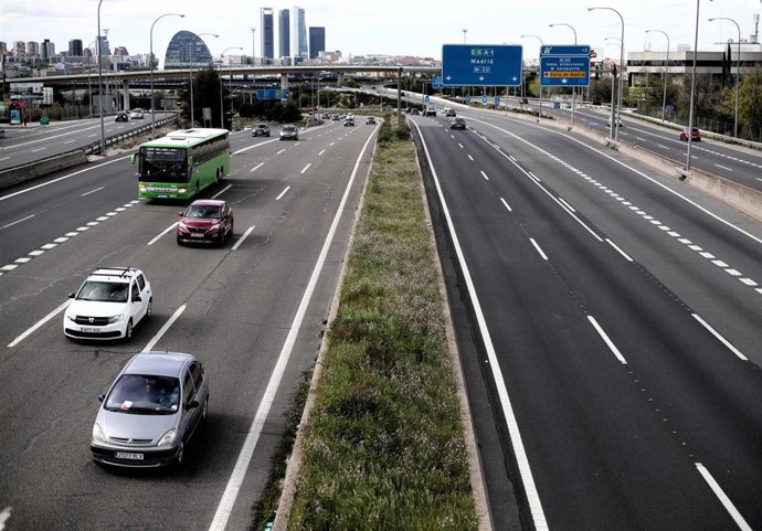 Varios coches en la carretera A-1 a su paso por la Moraleja durante el primer día del puente por el Día del Padre, en Madrid