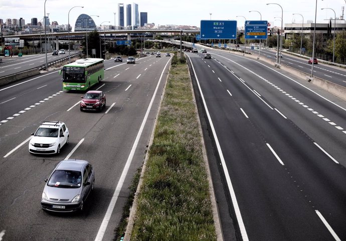 Varios coches en la carretera A-1 a su paso por la Moraleja durante el primer día del puente por el Día del Padre, en Madrid