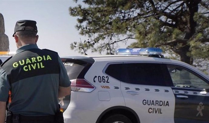 Archivo - Córdoba.-Sucesos.-Tres heridos al colisionar un coche contra una valla en la glorieta de Casillas en Córdoba