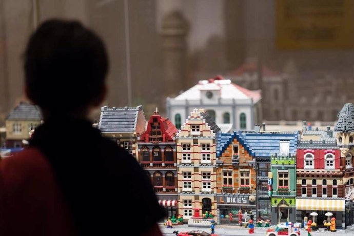 Archivo - Un niño en la exposición 'I Love Lego' de Barcelona