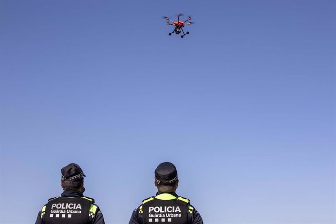 Dos agentes de la Guardia Urbana de Tarragona con un dron.