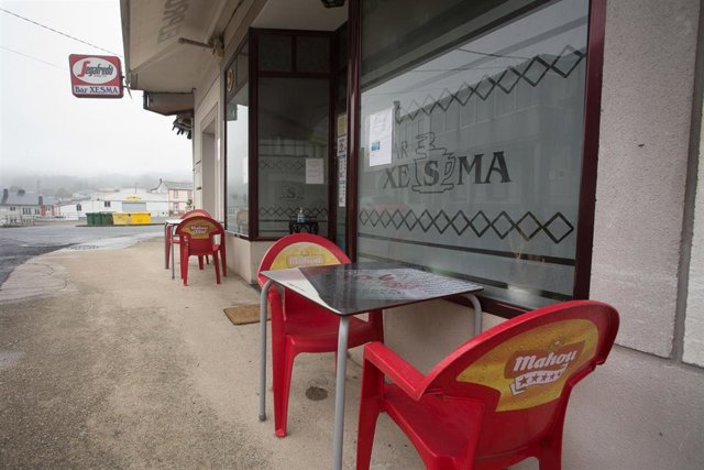 La terraza del Bar Xesma, cerrada por las restricciones Covid en Paraleda, Lugo, Galicia (España), a 19 de marzo de 2021