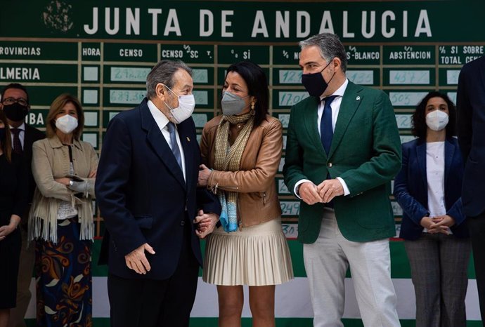 Marta Bosquet y Elías Bendodo (d), participan en el acto de entrega de una réplica de la pizarra del referéndum de autonomía de Andalucía donada por el Centro de Estudios Andaluces, este miércoles. 