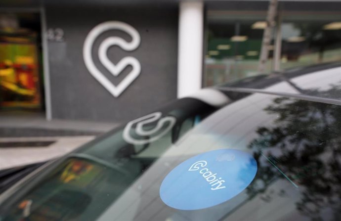 Archivo - Vehículo con una de las mamparas protectoras instaladas por Cabify en todos los coches de alquiler con conductor (VTC) de las empresas que dan este servicio a través de la plataforma de movilidad