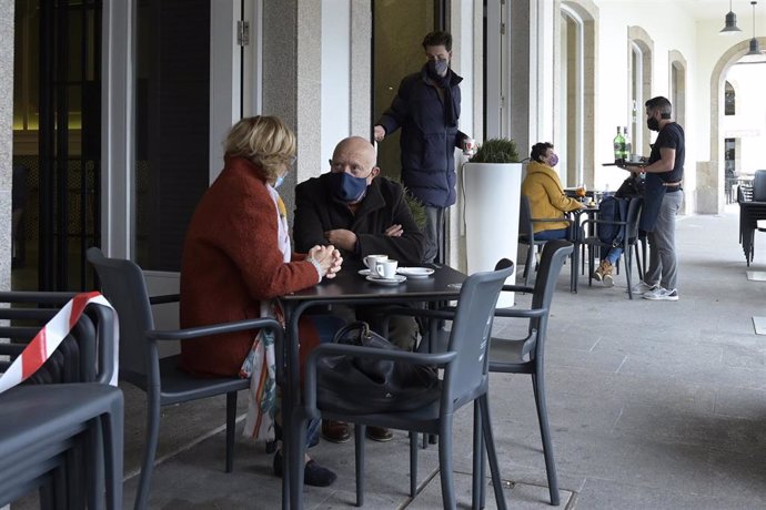 Dos personas en la terraza de un restaurante, en A Coruña, Galicia (España), a 19 de marzo de 2021. 