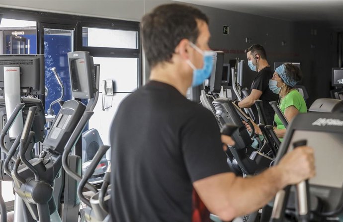 Un hombre realiza deporte en las instalaciones de un gimnasio.