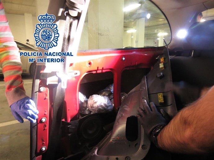 Vehículo interceptado a su llegada a Vigo, desde el sur de España y en el que se localizaron más de 30 kilos de hachís, en el marco de un operativo en el que han sido detenidos un vecino de la ciudad y otro de O Morrazo.