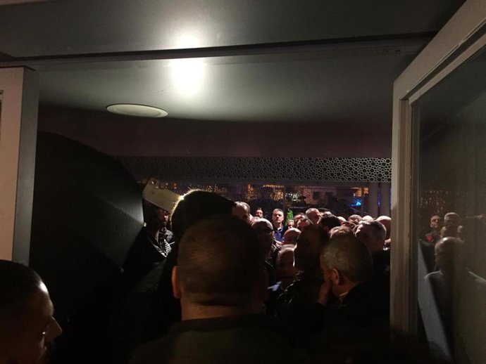 Archivo - Concentración de taxistas en el teatro Romero San Juan