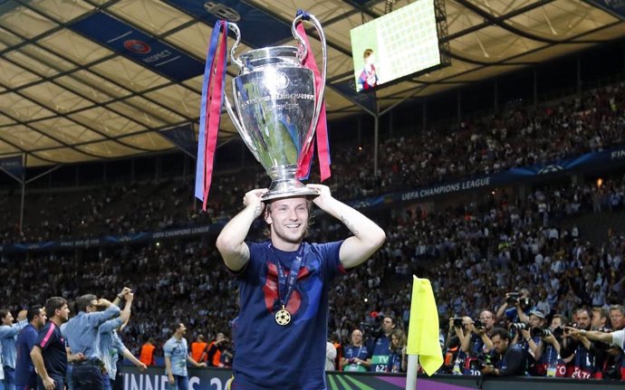 Archivo - El futbolista Ivan Rakitic, en su etapa en el FC Barcelona, celebra la Liga de Campeones de 2015