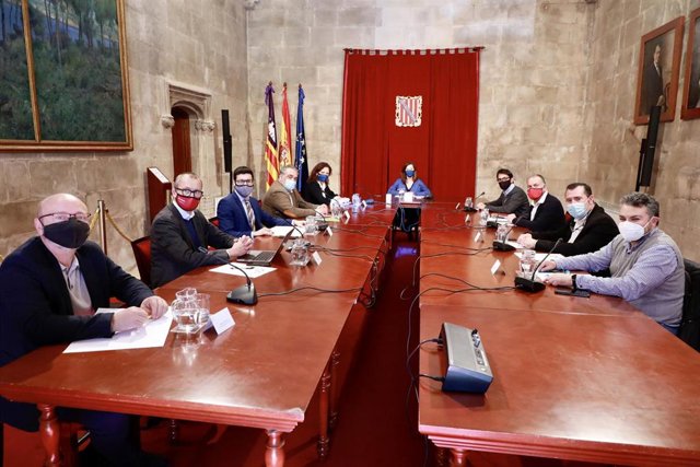 La presidenta del Govern, Francina Armengol, presidiendo la reunión con el sector de la restauración.