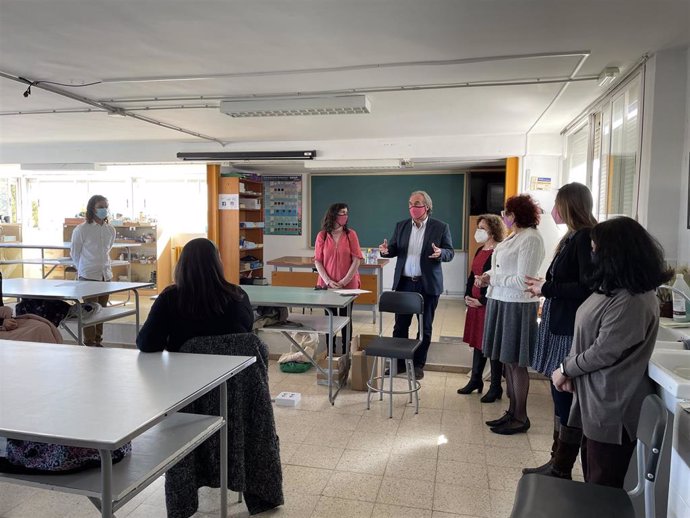 El conseller de Educación, Martí March, en la entrega del premio del concurso 'Yo también quiero ser científica' en el IES Antoni Maura.