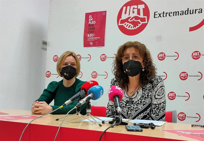 Patrocinio Sánchez, acompañada por María José Ladera, en la rueda de prensa.