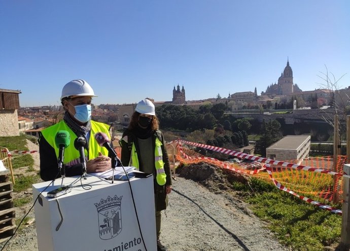 El alcalde de Salamanca, Carlos García Carbayo, atiende a los medios de comunicación en el Cerro de San Vicente.