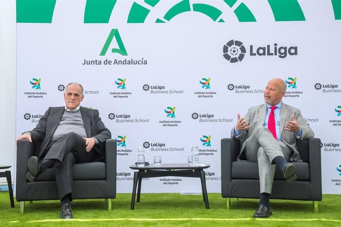 Javier Imbroda, consejero de Educación y Deporte de la Junta de Andalucía, en la firma del convenio con LaLiga