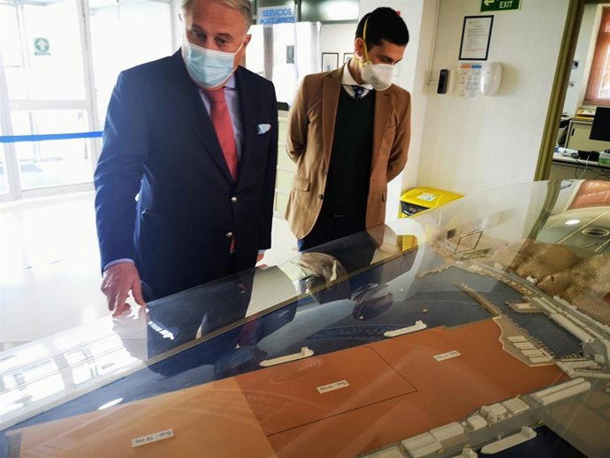 Jesús Caicedo con la maqueta de cómo quedará la actuación