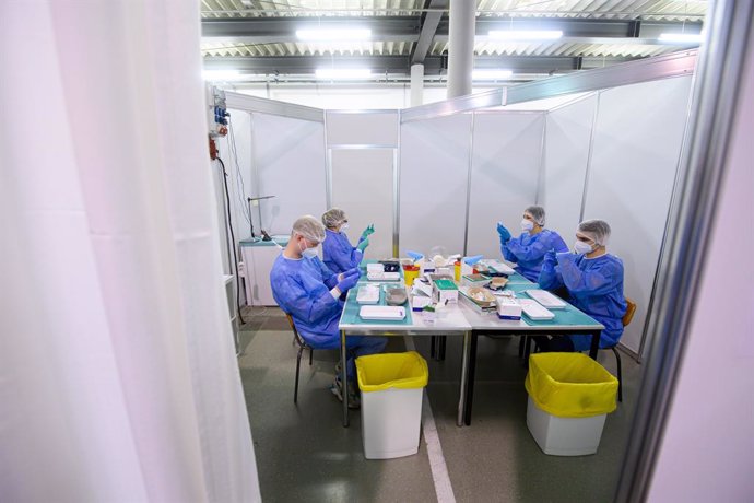 20 March 2021, Saxony, Dresden: Health workers prepare syringes containing the  AstraZeneca's Coronavirus vaccine at the vaccination centre in Messe Dresden convention centre during a vaccination campaign. Photo: Robert Michael/dpa-Zentralbild/dpa