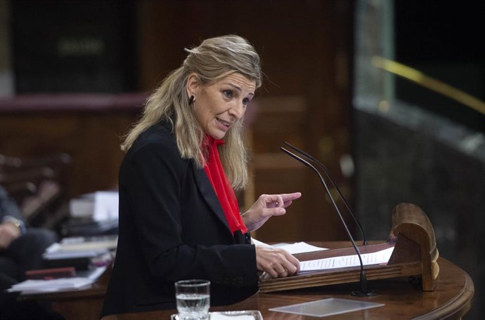 La ministra de Trabajo y Economía Social, Yolanda Díaz, interviene en una sesión plenaria en el Congreso 