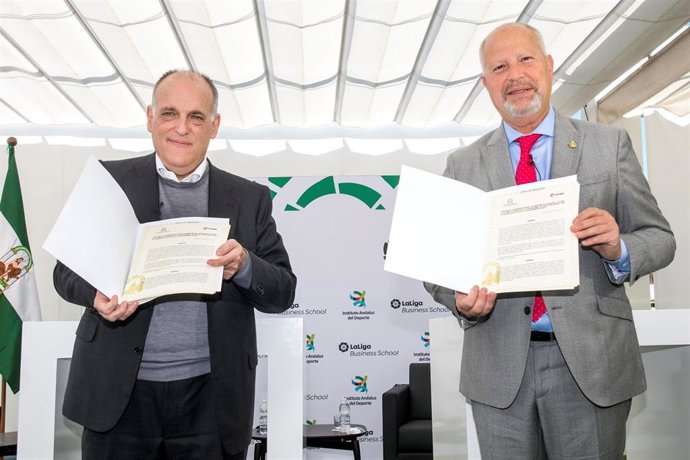 Firma del acuerdo entre la Junta y LaLiga