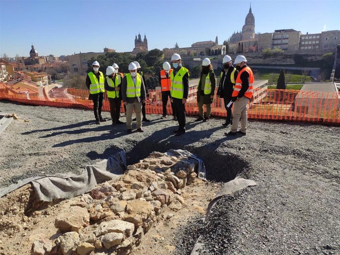 El alcalde de Salamanca junto a restos hallados en las obras de las laderas del Cerro de San Vicente