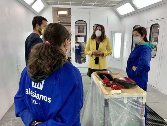 Loles López, en su visita al Colegio Salesiano Cristo Sacerdote de Huelva.