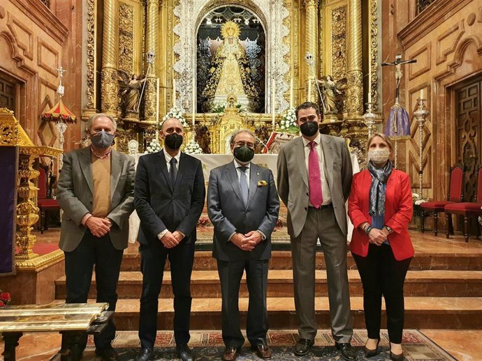 Foto de familia ante la Virgen de la Macarena
