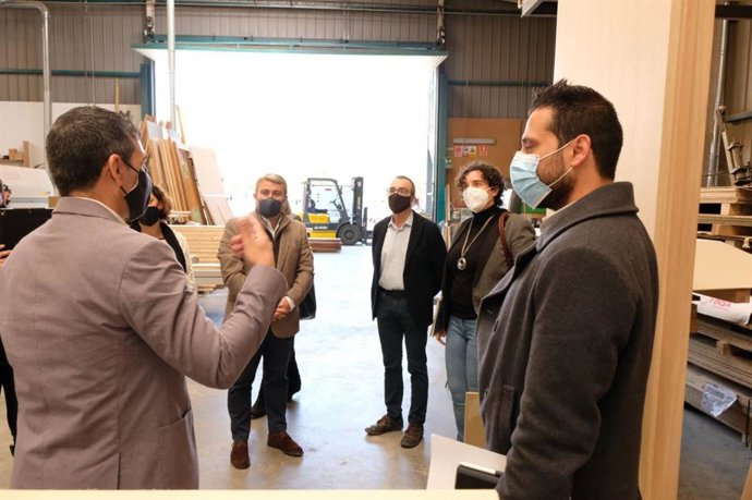 Visita del vicepresidente del Govern, Juan Pedro Yllanes, a la Fusteria Campanet de Inca.