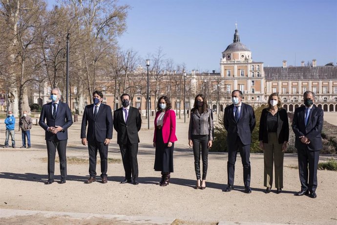 La presidenta de la Comunidad de Madrid, Isabel Díaz Ayuso posa en una fotografía conjunta tras una reunión del Consejo de Gobierno, que hoy se celebra en Aranjuez