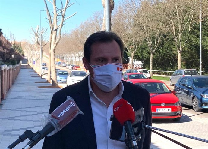 El alcalde de Valladolid, Óscar Puente, atiende a los medios de comunicación.