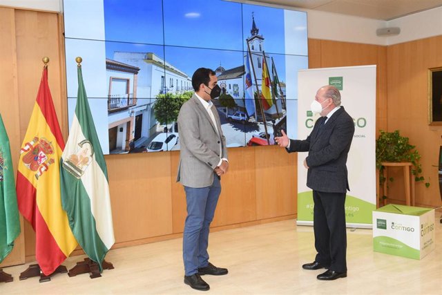 El alcalde de Villanueva del Ariscal, Martín Torres, y el presidente de la Diputación de Sevilla, Fernando Rodríguez Villalobos