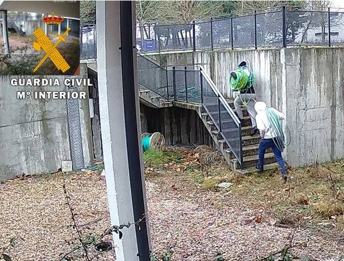 Imágenes de las cámaras captando la entrada de los detenidos.