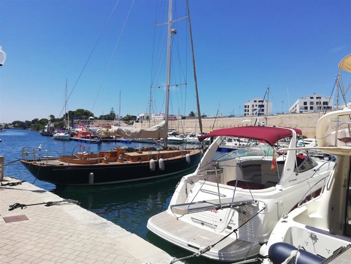 Archivo - Embarcaciones amarradas en el Puerto de Ciutadella.