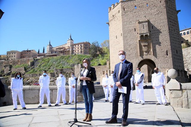 La alcaldesa, Milagros Tolón, y el director general de la Fundación Montemadrid, José Guirao, presentan el proyecto de restauración del torreón del Puente de Alcántara.