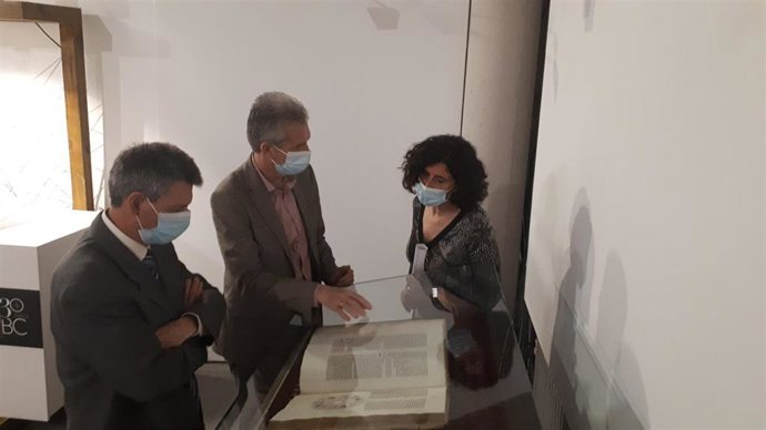 El delegado de la Junta en Ávila, José Francisco Sánchez, ante el códice miniado de las Reglas de Santa Clara, en la Biblioteca de Ávila.