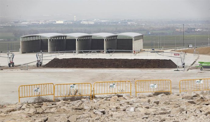 Inmediaciones de la planta de reciclaje de Loeches que se prepara para recibir residuos de la comarca el 1 de abril, en Loeches, Madrid, (España), a 4 de marzo de 2021. La planta, que estará finalizada totalmente el 20 de marzo, comenzará a recibir y tr