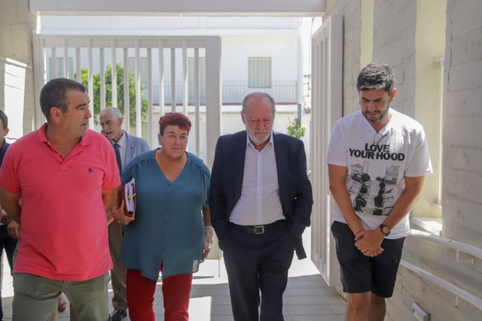 Archivo - La alcaldesa de El Saucejo junto al presidente de la Diputación