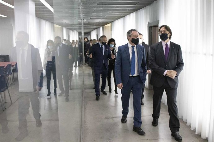 El rector de la UPO en la Residencia Flora Tristán