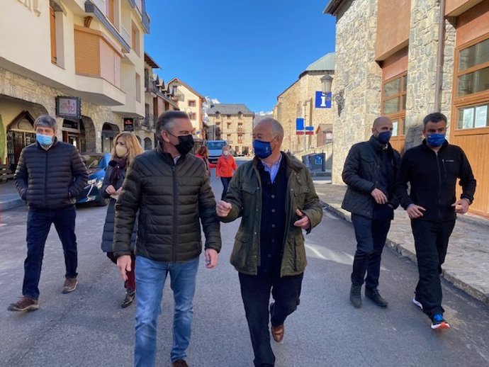 El presidente del PP Aragón, Luis María Beamonte, ha visitado Panticosa.