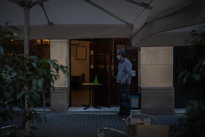 Archivo - Un hombre en el exterior de un bar en Barcelona, Catalunya (España), a 21 de diciembre de 2020. 
