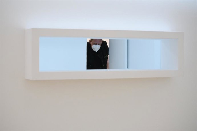 Un hombre visita la exposición Absalon, Absalon, en el Institut Valenci d'Art Modern (IVAM), en Valncia. 