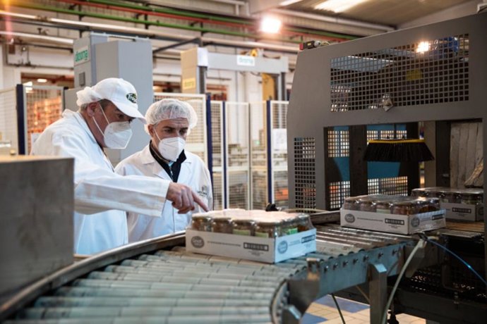 El consejero de la Presidencia, Administración Pública e Interior, Elías Bendodo, visita la empresa Ángel Camacho Alimentación.