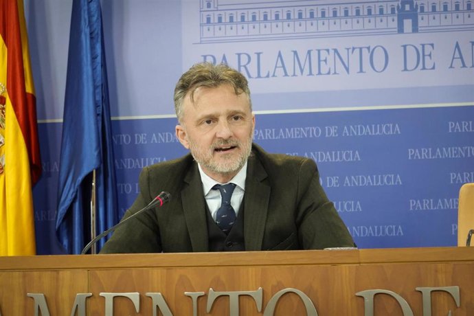 El portavoz parlamentario del PSOE-A, José Fiscal, en rueda de prensa.