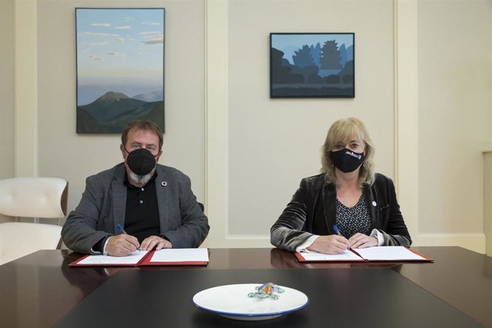 La consejera de Relaciones Ciudadanas, Ana Ollo, y el presidente de la Fundación Francisco Largo Caballero, Sebastián Pacheco, en la firma del convenio