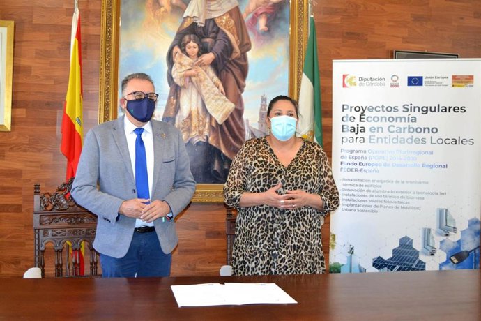 La delegada de Asistencia Económica con los Municipios de la Diputación de Córdoba, Dolores Amo, en la entrega de las obras al alcalde de El Viso, Juan Díaz.