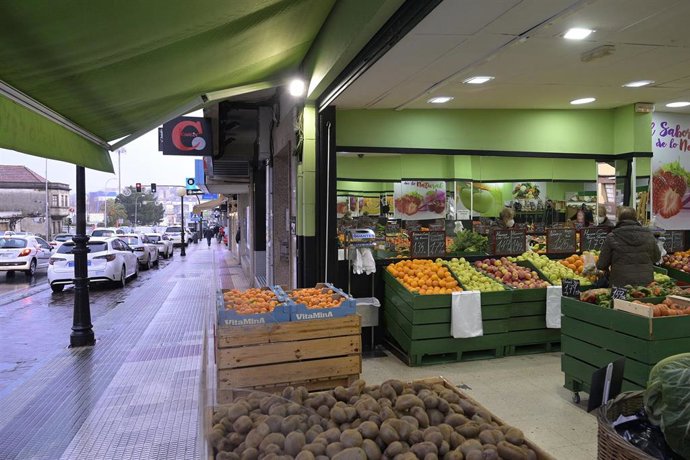 Archivo - Una frutería en una imagen de archivo