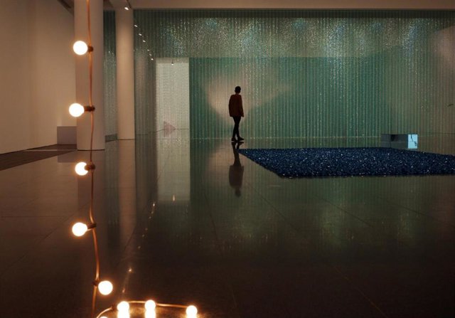 Visitante en una sala del Museu d'Art Contemporani de Barcelona (Macba) durante la exposición 'Política de la relació', que propone una lectura política de la obra del artista conceptual Felix Gonzalez-Torres