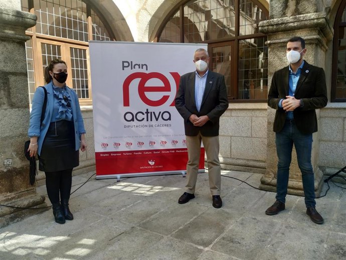 El presidente de la Diputación de Cáceres tras la rueda de prensa de balance del Plan Reactiva
