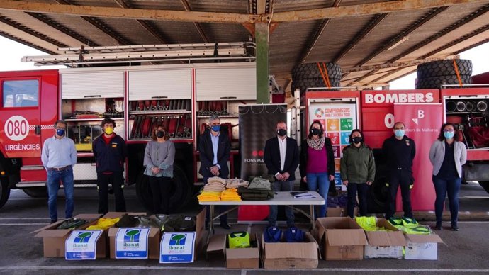 Donación de material del Ibanat, Bombers de Mallorca y Bombers de Palma al Fondo Mallorquín de Solidaridad.