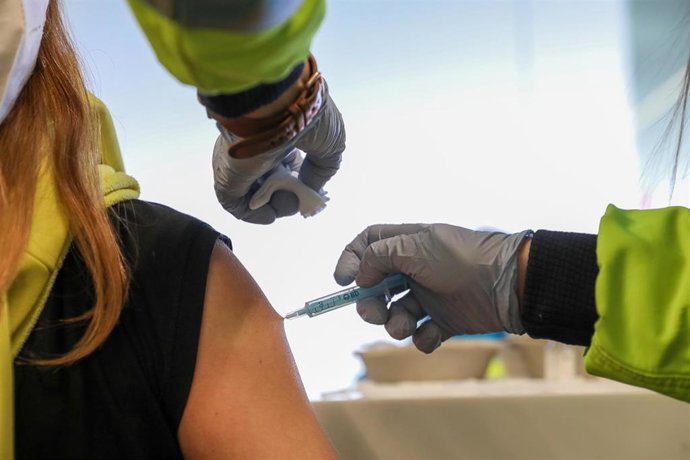 Una mujer recibe la primera dosis de la vacuna de AstraZeneca