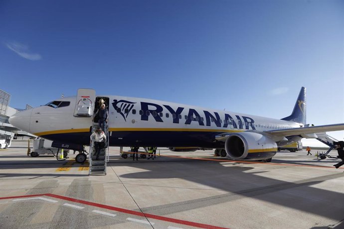 Archivo - Primeros pasajeros en bajar del primer vuelo comercial (operado con la compañía irlandesa Ryanair) al Aeropuerto Internacional de la Región de Murcia. 